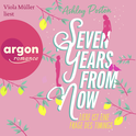 Hörbuchcover von Seven Years From Now: Liebe ist eine Frage des Timings von Ashley Poston, wird gesprochen von Viola Müller
