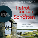 Hörbuchcover von Tiefrot tanzen die Schatten: Ein Krimi auf den Scilly-Inseln von Kate Penrose, wird gesprochen von Richard Barenberg
