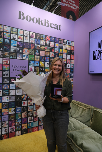 Lilly Lucas mit dem BookBeat-Award.