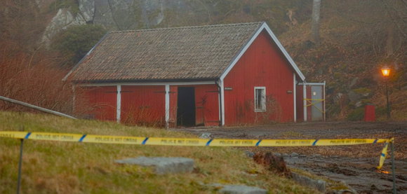 Skandinavisches Haus. Rot mit weißen Balken. Gelbes Absperrband im Vordegrund