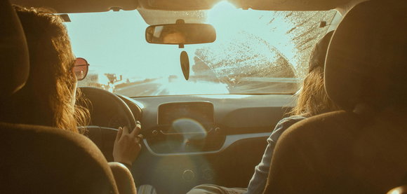 Zwei Frauen am Steuer eines Autos