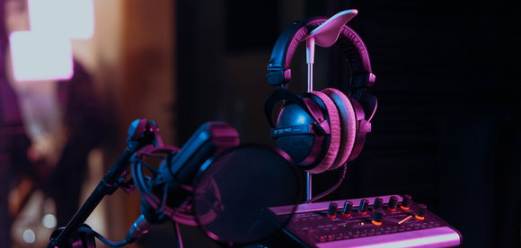 Kopfhörer und Mikrofon in einem Tonstudio