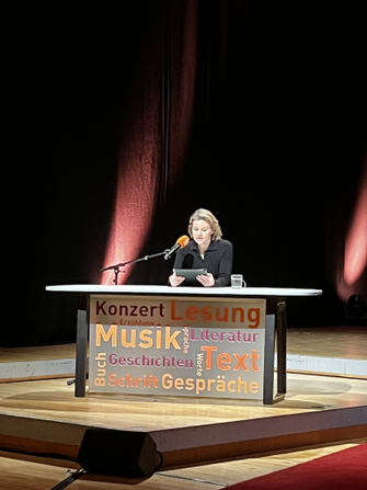 Jana Kozewa liest aus dem Roman von Mareike Fallwickl