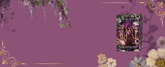 Das Buch „Daybreak“ von Autumn Woods auf violettem Grund mit goldenen Eckornamenten, hängenden lilafarbenen Blüten und getrockneten Blumen.