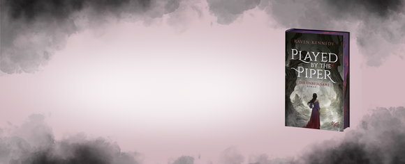 Das Buch „Played by the Piper – Die Unbeugsame“ von Raven Kennedy mit verziertem Farbschnitt vor einem zartrosa Hintergrund, der von dunklen Rauchwolken eingerahmt wird.