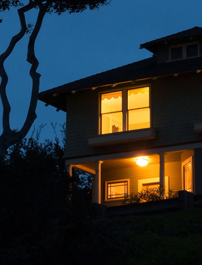 Foto eines beleuchteten Hauses in der Nacht