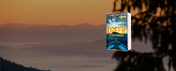 Stimmungsvolles Banner mit abendlicher Berglandschaft im Nebel und dem Buchcover von „Opfer die wir bringen“ von Voosen & Danielsson.