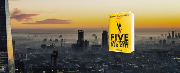 Banner mit einer im morgendlichen Dunst liegenden Großstadt-Skyline und dem gelben Buchcover von „FIVE – Das Ticken der Zeit“ von Ilona Bannister.