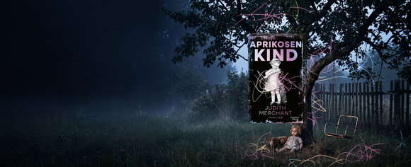Buchcover des Thrillers „Aprikosenkind“ von Judith Merchant vor einer düsteren Gartenkulisse mit Schaukel, Puppe und bunter Kindergekritzel-Grafik.