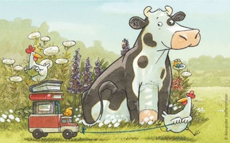 Kuh Lieselotte sitzt im Gras, vor ihr zieht das Huhn einen Wagen voller Bücher