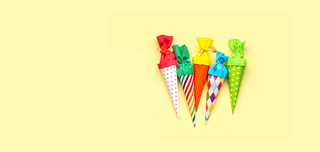 Gelber Hintergrund, 5 bunte Schultüten