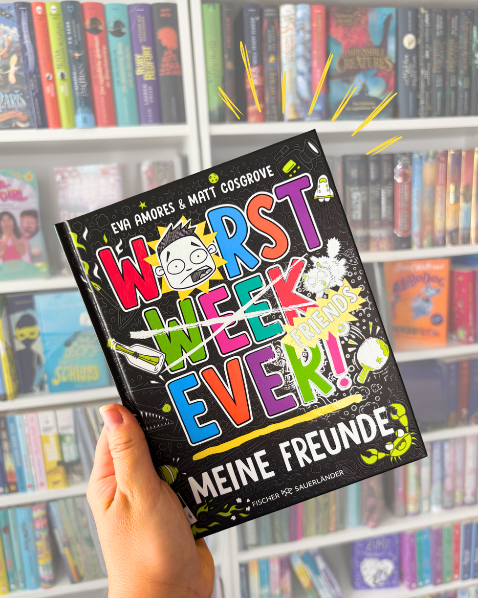 Eine Hand hält das bunte Kinderbuch "Worst Week Ever! Meine Freunde" von Eva Amores & Matt Cosgrove vor einem Bücherregal.
