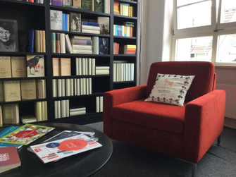 Rotes Sofa in der Bibliothek