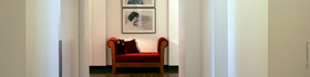 Rotes Sofa im Verlag