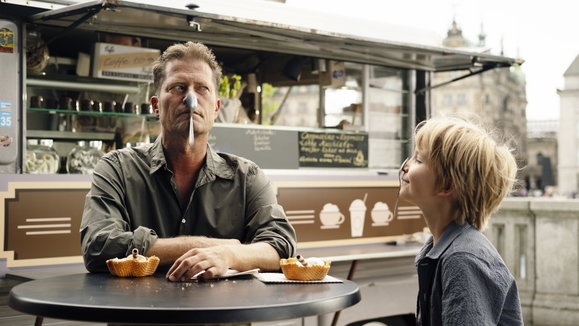 Till Schweiger mit Löffel auf der Nase im Film Lieber Kurt
