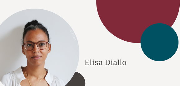 Porträt von Elisa Diallo vor einem hellen Hintergrund. Links ist sie in einem kreisförmigen Ausschnitt zu sehen; sie trägt eine Brille mit braunem Gestell, eine feine Goldkette und eine weiße Bluse. Rechts neben ihr steht ihr Name in grauer Schrift, ergänzt durch abstrakte grafische Kreise in Dunkelrot, Petrol und Schwarz.