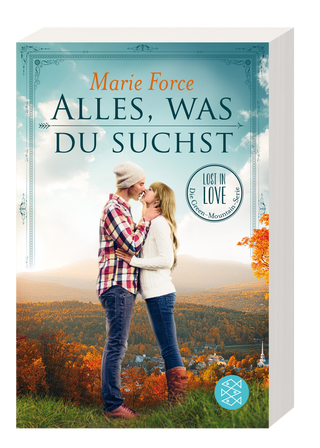 3D-Ansicht eines Buchcovers von Marie Force mit dem Titel »ALLES, WAS DU SUCHST«. Der Name der Autorin steht in orangefarbener Schrift ganz oben, gefolgt vom Titel in großen, dunkelblauen Großbuchstaben auf einem hellblauen Himmelshintergrund. Das Cover zeigt ein Paar, das sich vor einer herbstlichen Landschaft mit bewaldeten Hügeln und einer kleinen Ortschaft küsst. Der Mann trägt ein kariertes Hemd und eine Mütze, die Frau einen weißen Strickpullover.
