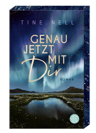 3D-Ansicht eines Buchcovers von Tine Nell mit dem Titel »GENAU JETZT MIT Dir«. Der Name der Autorin steht ganz oben in feinen Großbuchstaben. Das Cover zeigt eine nächtliche Landschaft mit grün und blau leuchtenden Polarlichtern am Himmel, die sich in einem kleinen See im Vordergrund spiegeln. Der Titel ist in großen, hellgoldenen Buchstaben gestaltet, wobei das Wort »Dir« in einer geschwungenen Schreibschrift hervorsticht. Unten rechts befindet sich das runde Logo des Fischer Verlags