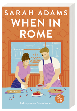 3D-Ansicht des Buchcovers »WHEN IN ROME« von Sarah Adams. Das Cover zeigt eine farbenfrohe Illustration einer Frau und eines Mannes beim gemeinsamen Backen in einer Bäckereiküche an einem hellblauen Tisch mit Kirschen und Kuchen. Der Hintergrund ist orangefarben gemustert, und der Titel steht in großen, weißen Buchstaben im oberen Bereich. Unten rechts ist das orangefarbene Logo des Fischer Verlags abgebildet.