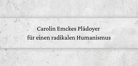 Schriftzug 'Carolin Emckes Plädoyer für einen radikalen Humanismus' auf einem Banner vor einem hellen Hintergrund in Beton-Optik.