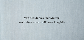 Schwarzer Schriftzug 'Von der Stärke einer Mutter nach einer unvorstellbaren Tragödie' auf einem hellblauen Hintergrund mit Leinenstruktur.
