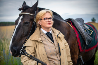 Karen Duve vor Pferd