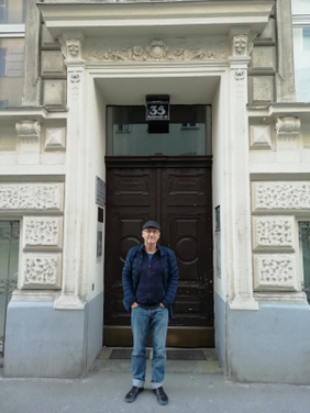 Jan Koneffke vor dem Hauseingang der Rembrandtstraße 35