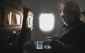 Can Dündar im Flieger