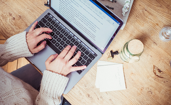 Maike Köhler schreibt am Laptop