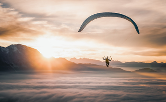 Paraglider über der Wolkendecke