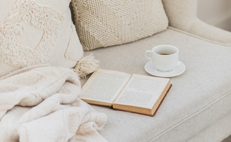 Aufgeschlagenes Buch auf Couch