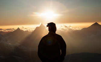 Moodbild Mann Sonnuntergang Berge