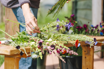 Wildblumen zur weiteren Verarbeitung gestapelt