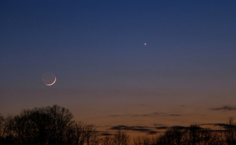 Mond und Jupiter am Nachthimmel