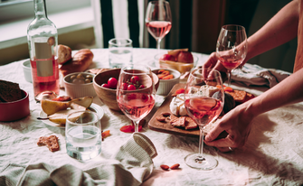Essen und Trinken auf einem dekorierten Tisch