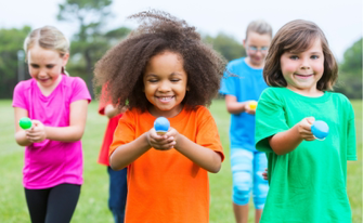 Kinder beim Eierlauf in bunten TShirts