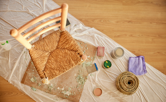 Alter Stuhl wird upcycled
