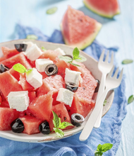 Griechischer Salat aus Wassermelonen, Feta und Oliven