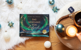 Cover "Das Geheimnis von Asfjördur" in weihnachtlichem Ambiente passend zum Titel