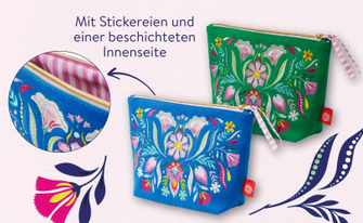 Zwei Kosmetiktaschen mit farbenfrohen Stickereien auf blauem und grünem Stoff. Ein Detailbild zeigt die gestreifte, beschichtete Innenseite. Der Text weist auf die hochwertigen Stickereien und die Beschichtung hin.