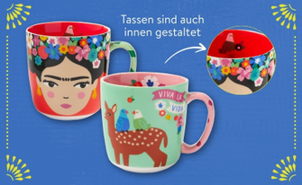 Zwei bunt gestaltete Keramiktassen vor blauem Hintergrund. Eine Tasse zeigt ein Porträt von Frida Kahlo, die andere ein Reh mit Vögeln und dem Schriftzug „Viva la Vida“. Ein Hinweistext erklärt, dass die Tassen auch innen gestaltet sind.