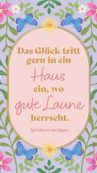 Japanisches Sprichwort in einem eleganten Rahmen auf lila-floralem Hintergrund: „Das Glück tritt gern in ein Haus ein, wo gute Laune herrscht.“