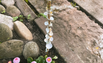 Gebastelte Insektentränke im Garten