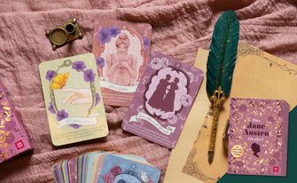 Romantisch gestaltete Orakelkarten im Regency-Stil auf einem altrosafarbenen Leinentuch. Zu sehen sind filigrane Illustrationen, eine Silhouette und eine edle, grüne Schreibfeder mit goldener Halterung neben der violetten Box „Das Jane Austen Orakel“.