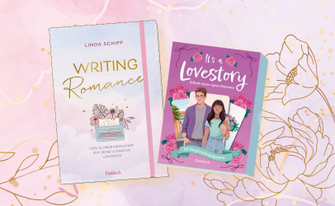 Zwei Schreib- und Kreativprodukte auf einem hellrosa Hintergrund mit feinen Goldsprenkeln. Links liegt das Eintragbuch „Writing Romance – Dein Schreib-Workshop“ von Linda Schipp mit einer illustrierten Schreibmaschine auf dem Cover. Rechts daneben steht die lila Box des Inspirations-Kartensets „It’s a Love Story – Erfinde deine eigene Romance“ von Pattloch.