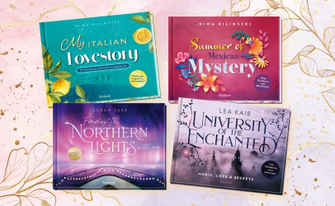 Vier Romance-Buchcover des Pattloch Verlags, arrangiert auf einem hellrosa Aquarellhintergrund mit goldenen Blätter-Linien. Abgebildet sind oben „My Italian Lovestory“ (türkis) und „Summer of Mexican Mystery“ (beide von Nina Bilinszki) sowie unten „Finding the Northern Lights with you“ von Sarah Saxx (violettes Polarlicht) und „University of the Enchanted“ von Lea Kaib (düsteres Schlossmotiv).