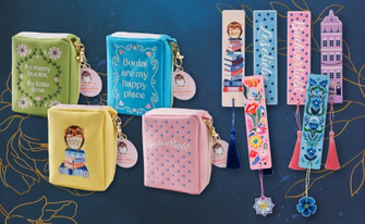 Vier kleine bestickte Stofftaschen in Buchform und sechs bestickte Lesezeichen mit Quasten auf blauem Hintergrund.