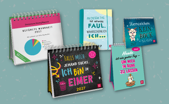 Beispielhafte Abbildungen humoriger Kalender für 2027 auf türkisem Hintergrund
