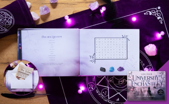 Aufgeschlagenes Buch mit Suchrätsel auf violettem Stoff mit Kristallen, Lichterkette und Cover-Einblendung rechts.