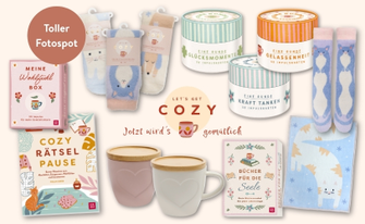 Produktreihe 'Let's get cozy' mit Büchern, Tassen, Socken und Impulskartendosen auf hellbeigem Hintergrund.